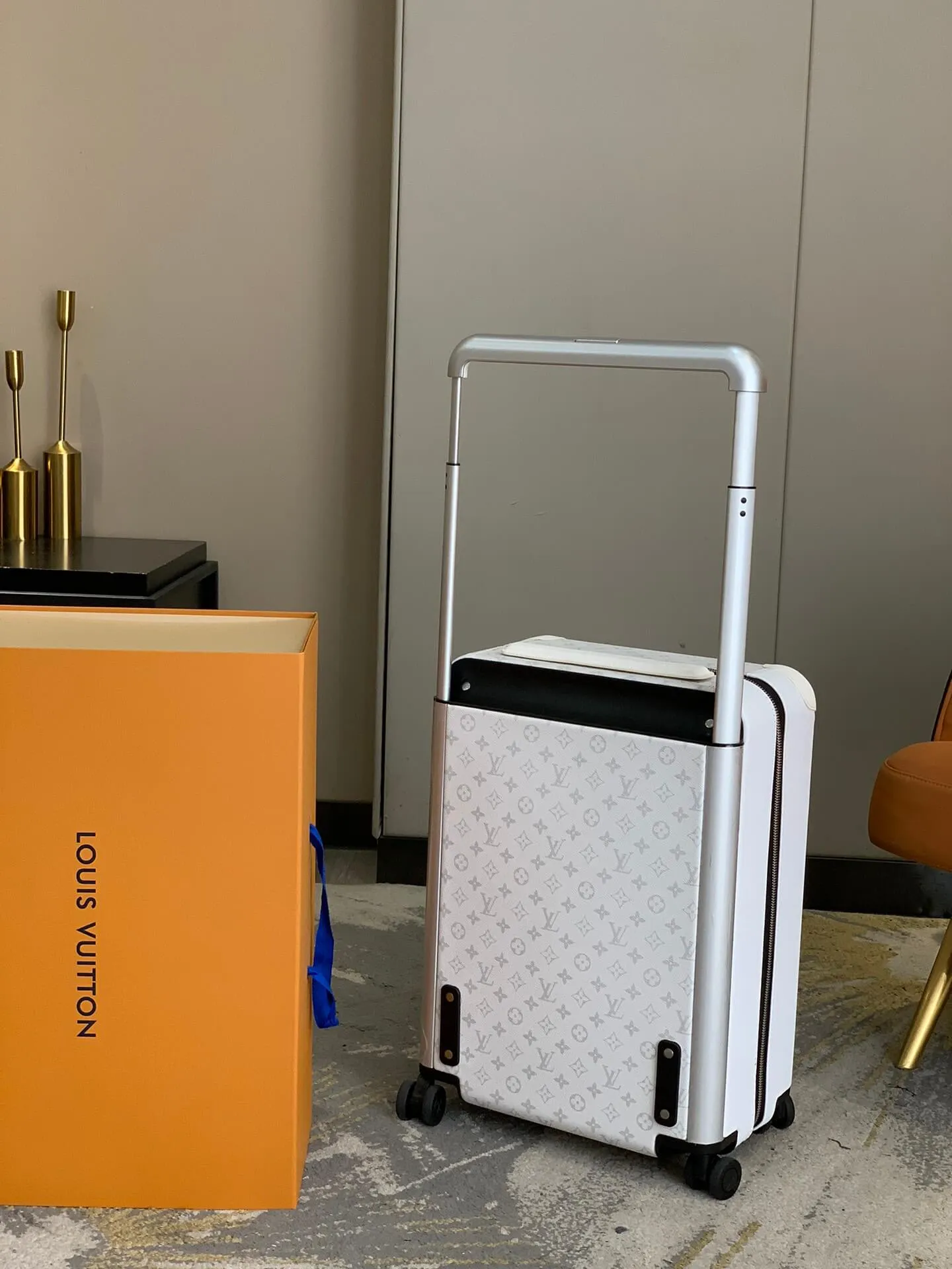 Louis Vuitton Horizon 55 in pristine white Monogram canvas Suitcase