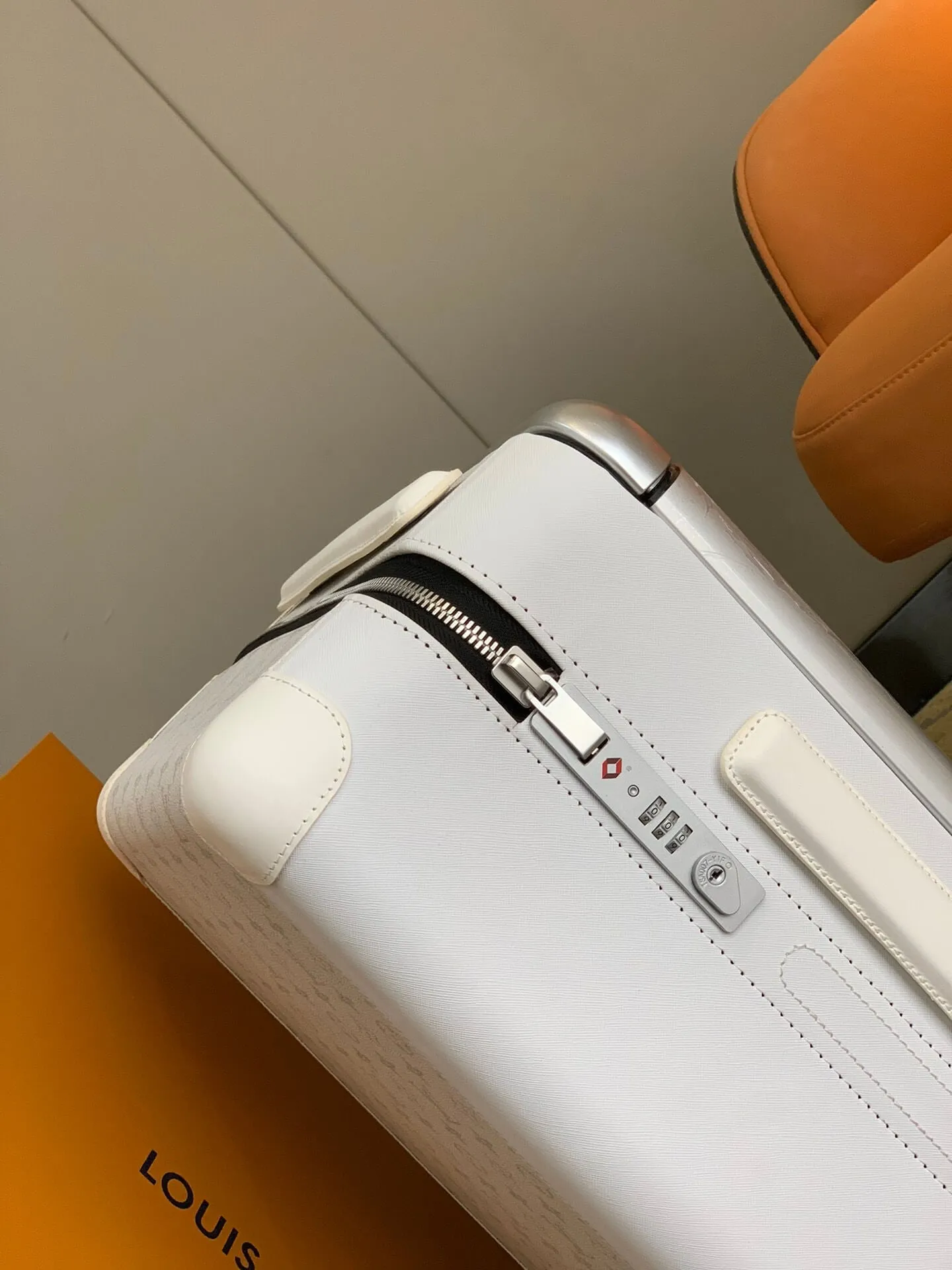 Louis Vuitton Horizon 55 in pristine white Monogram canvas Suitcase